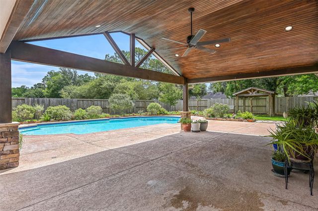 705 W Edgewood Drive, Friendswood, TX 77546