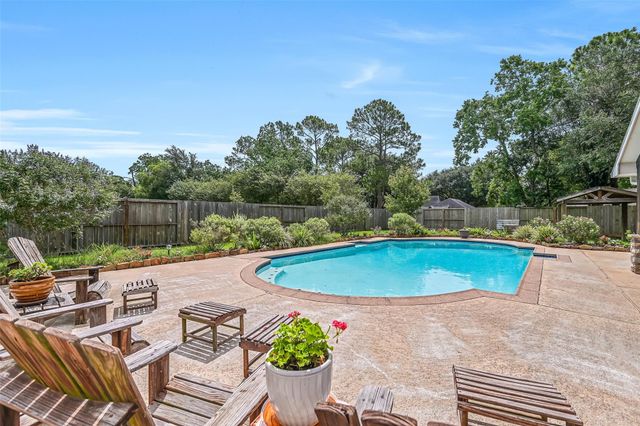 705 W Edgewood Drive, Friendswood, TX 77546
