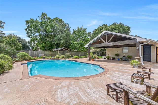 705 W Edgewood Drive, Friendswood, TX 77546