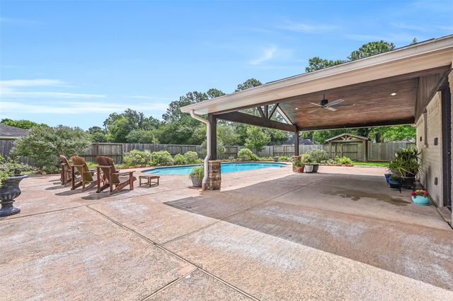 705 W Edgewood Drive, Friendswood, TX 77546