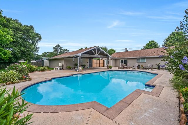 705 W Edgewood Drive, Friendswood, TX 77546