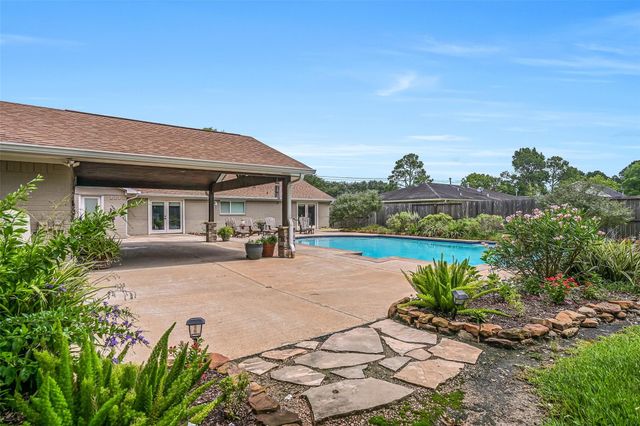 705 W Edgewood Drive, Friendswood, TX 77546