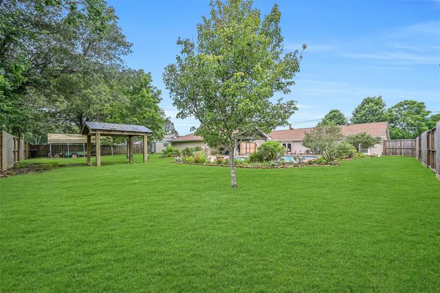 705 W Edgewood Drive, Friendswood, TX 77546