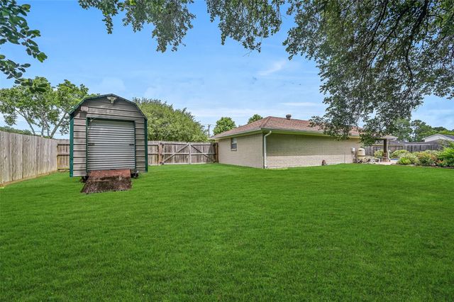 705 W Edgewood Drive, Friendswood, TX 77546