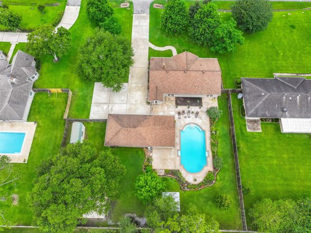 705 W Edgewood Drive, Friendswood, TX 77546