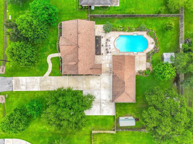 705 W Edgewood Drive, Friendswood, TX 77546