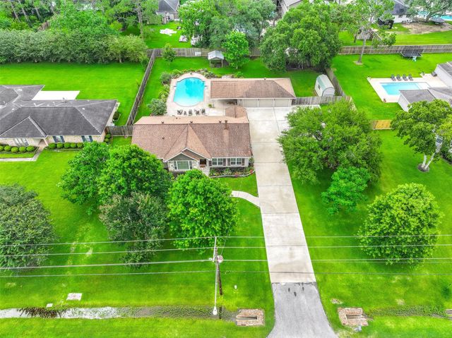 705 W Edgewood Drive, Friendswood, TX 77546