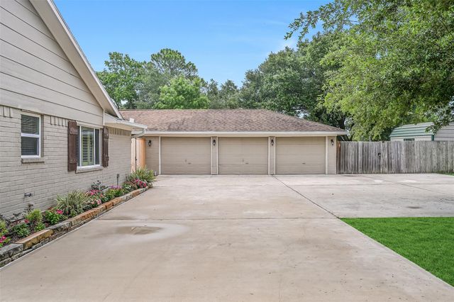 705 W Edgewood Drive, Friendswood, TX 77546