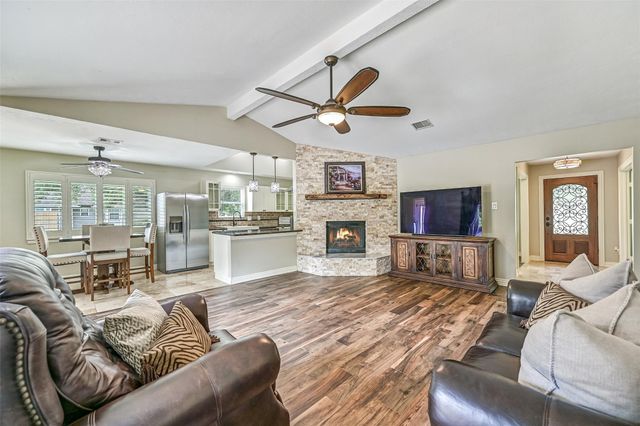 705 W Edgewood Drive, Friendswood, TX 77546