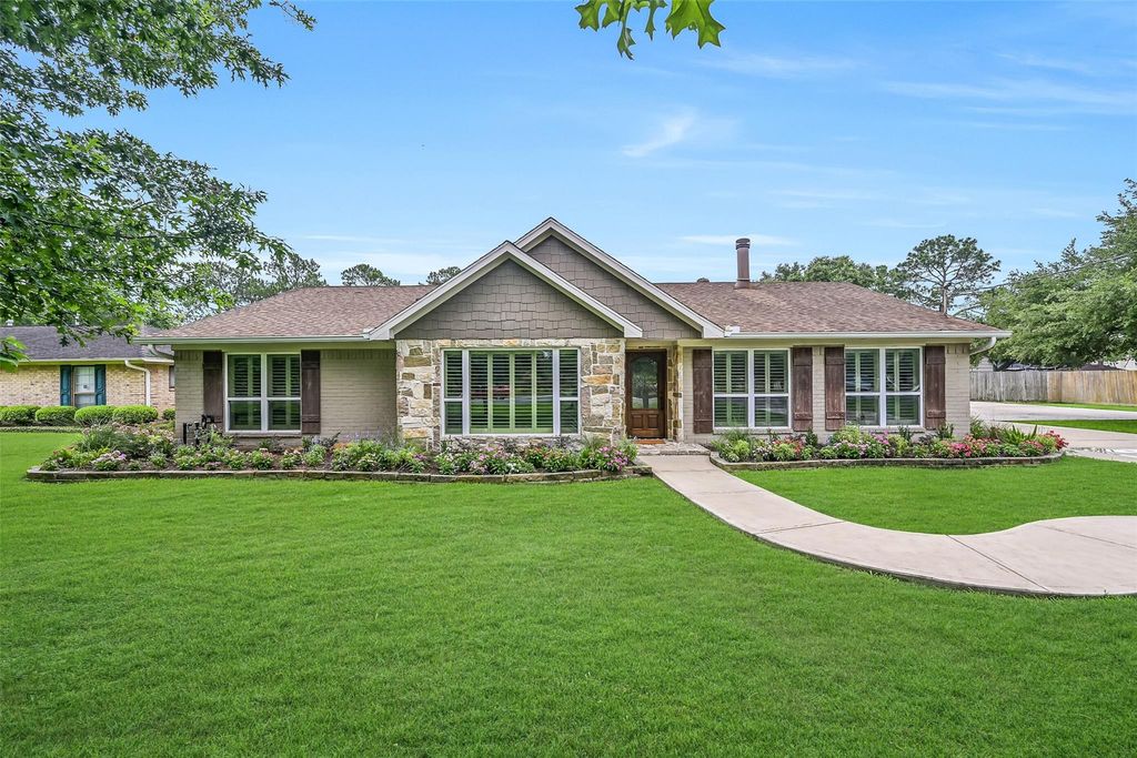 705 W Edgewood Drive, Friendswood, TX 77546