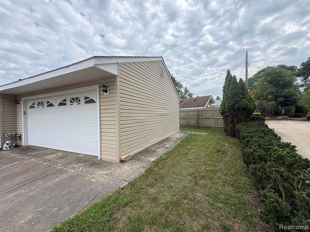 32223 Woodbrook Drive, Wayne, MI 48184