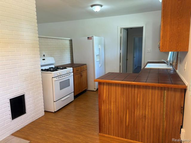 32223 Woodbrook Drive, Wayne, MI 48184