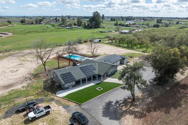 10606 Pioneer Ave, Oakdale, CA 95361