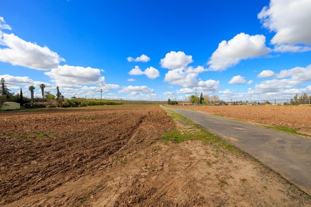 10606 Pioneer Ave, Oakdale, CA 95361