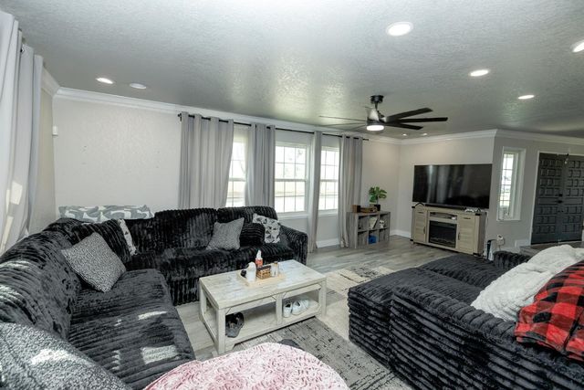 10606 Pioneer Ave, Oakdale, CA 95361