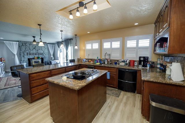 10606 Pioneer Ave, Oakdale, CA 95361