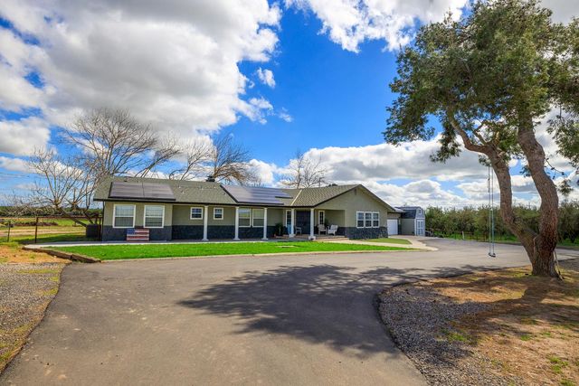 10606 Pioneer Ave, Oakdale, CA 95361