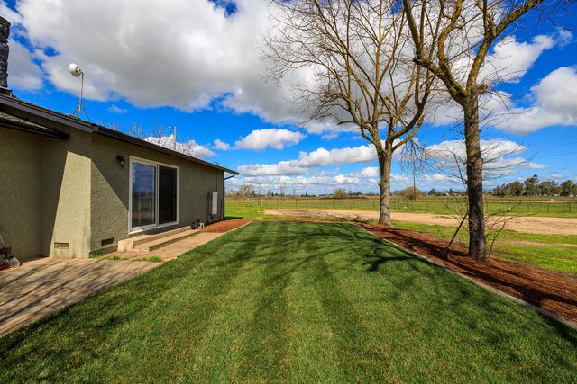 10606 Pioneer Ave, Oakdale, CA 95361