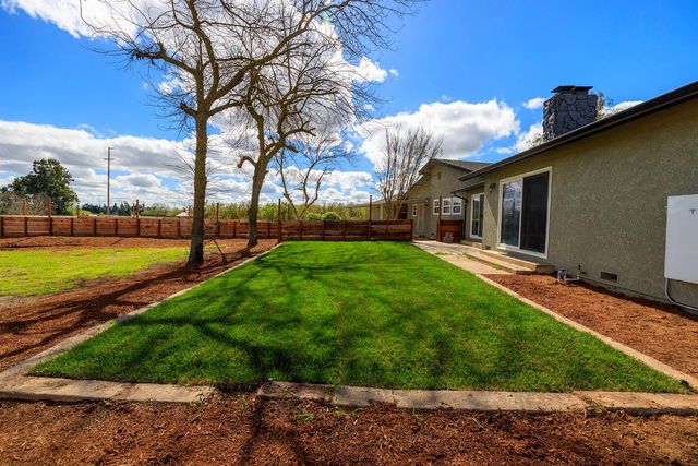 10606 Pioneer Ave, Oakdale, CA 95361