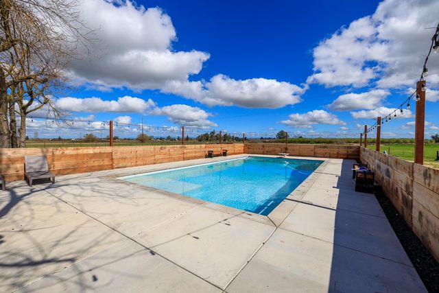 10606 Pioneer Ave, Oakdale, CA 95361