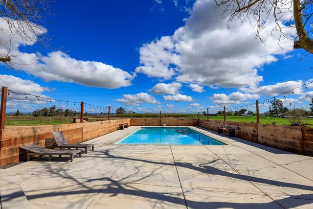 10606 Pioneer Ave, Oakdale, CA 95361