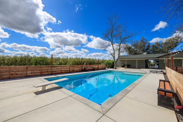 10606 Pioneer Ave, Oakdale, CA 95361