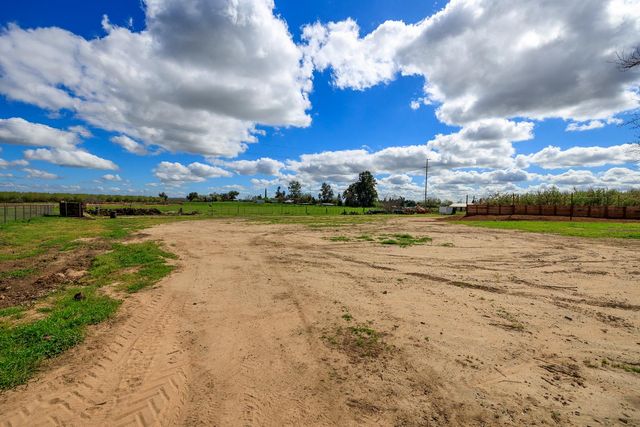 10606 Pioneer Ave, Oakdale, CA 95361