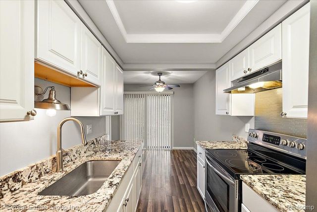 1432 Oakbrook E, Rochester Hills, MI 48307