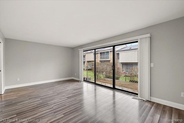 1432 Oakbrook E, Rochester Hills, MI 48307