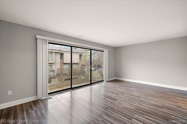 1432 Oakbrook E, Rochester Hills, MI 48307