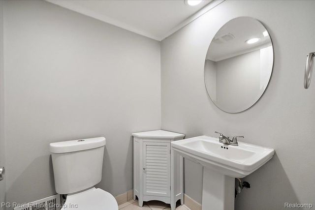 1432 Oakbrook E, Rochester Hills, MI 48307