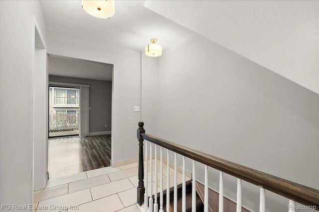 1432 Oakbrook E, Rochester Hills, MI 48307