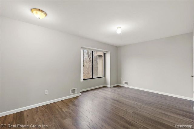 1432 Oakbrook E, Rochester Hills, MI 48307