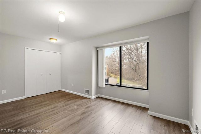 1432 Oakbrook E, Rochester Hills, MI 48307