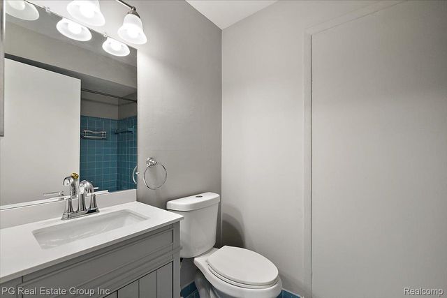 1432 Oakbrook E, Rochester Hills, MI 48307