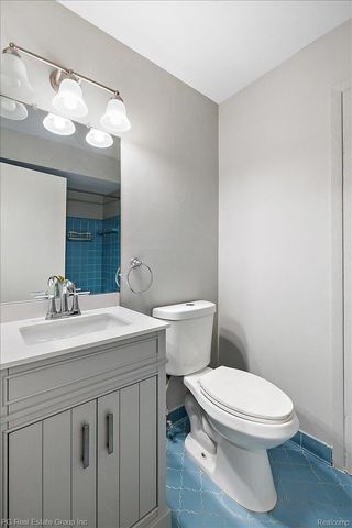 1432 Oakbrook E, Rochester Hills, MI 48307