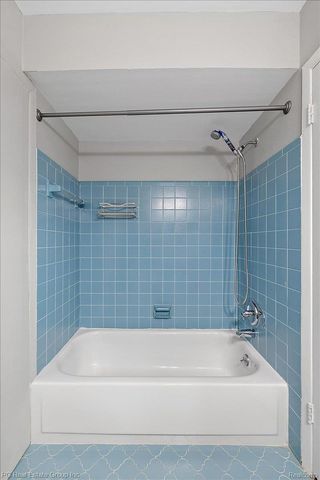 1432 Oakbrook E, Rochester Hills, MI 48307