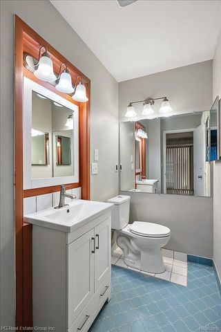 1432 Oakbrook E, Rochester Hills, MI 48307