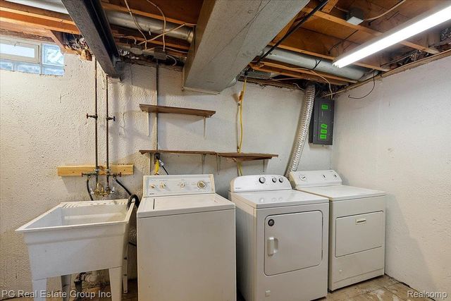 1432 Oakbrook E, Rochester Hills, MI 48307