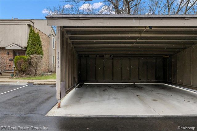 1432 Oakbrook E, Rochester Hills, MI 48307