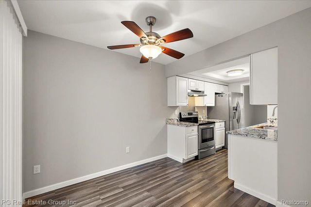 1432 Oakbrook E, Rochester Hills, MI 48307