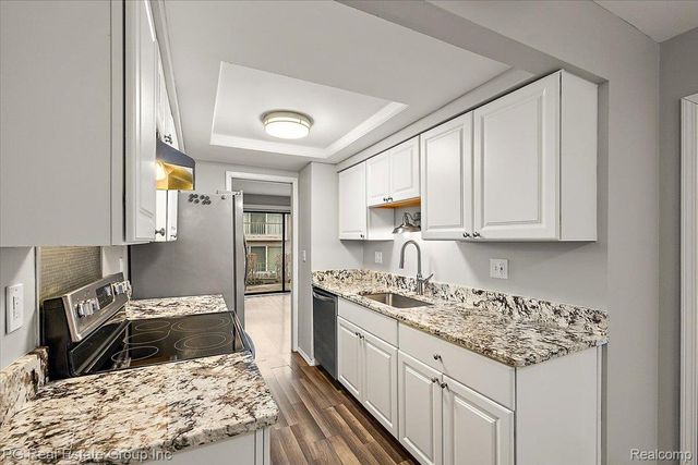 1432 Oakbrook E, Rochester Hills, MI 48307