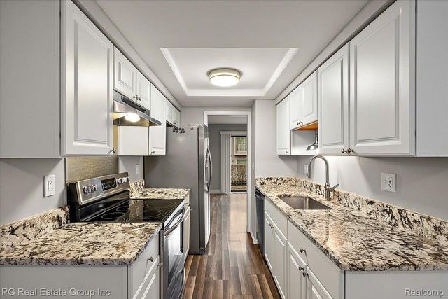 1432 Oakbrook E, Rochester Hills, MI 48307