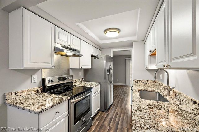 1432 Oakbrook E, Rochester Hills, MI 48307