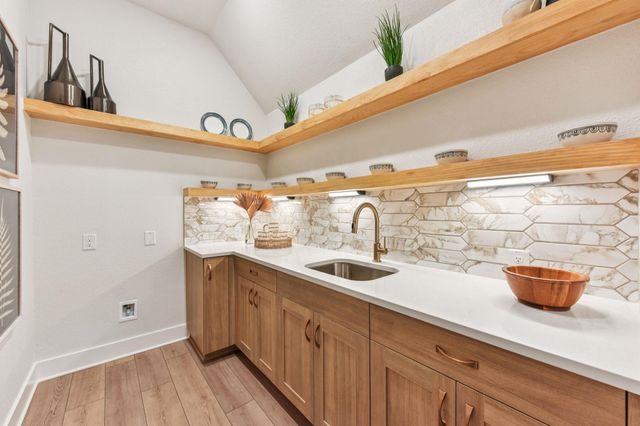 1001 Doelling DR, Florence, TX 76527