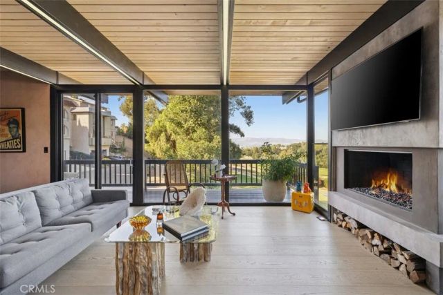 21090 Rios Street, Woodland Hills, CA 91364