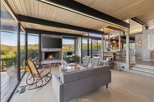 21090 Rios Street, Woodland Hills, CA 91364