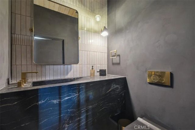 21090 Rios Street, Woodland Hills, CA 91364