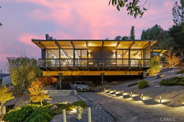 21090 Rios Street, Woodland Hills, CA 91364