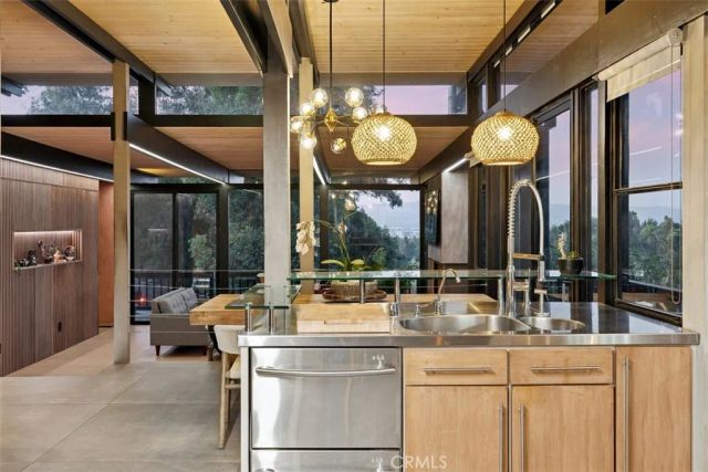 21090 Rios Street, Woodland Hills, CA 91364